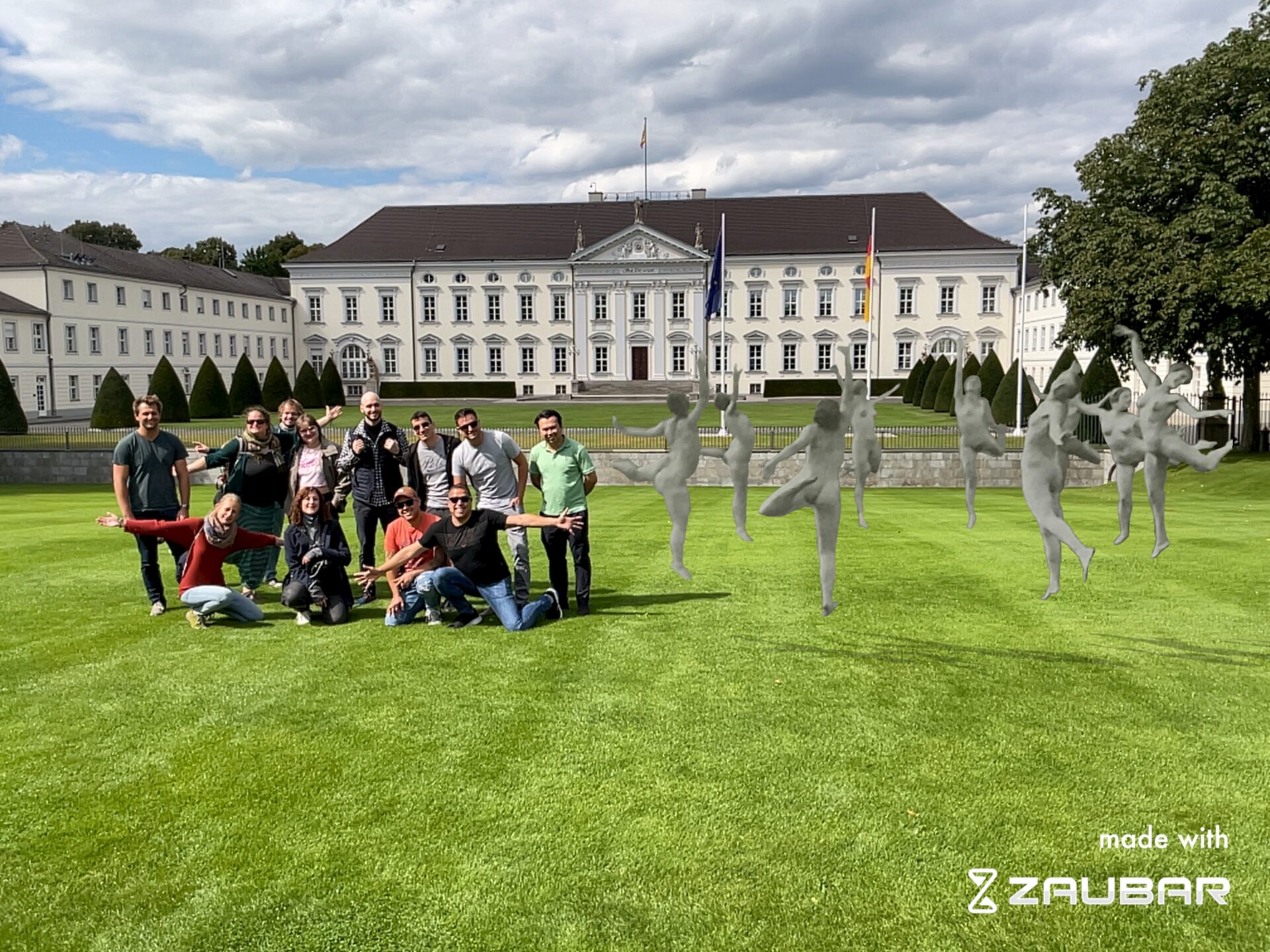 Eine Gruppe an Personen posiert lachend neben Nudist*innen aus den 1920ern in Augmented Reality.